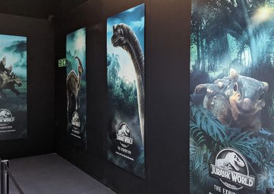 Dinosaur_posters_on_a_wall